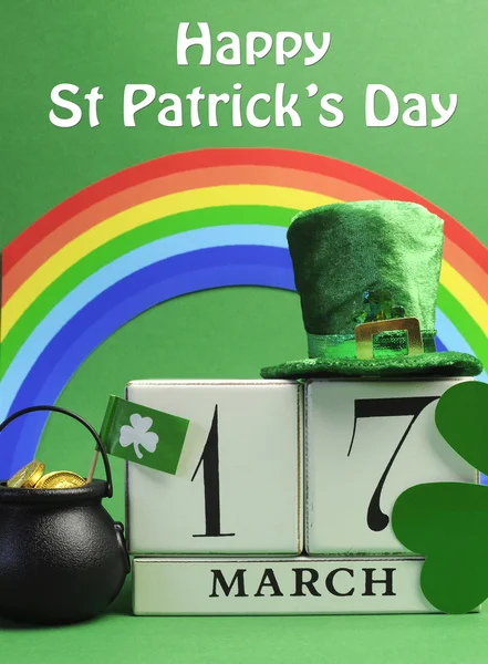 Happy St Patrick's Day calendar date, March 17, with Leprechaun hat, pot of gold, and rainbow — Stock Photo, Image