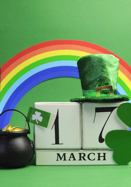 St patrick's day kalenderdatum, 17 maart, met kabouter hoed, een pot van goud, en regenboog — Stockfoto