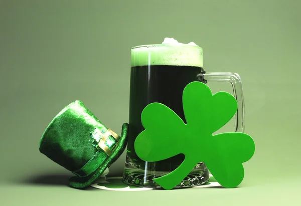 De St Patrick dag stein glas groene bier met kabouter hoed en shamrock — Stockfoto