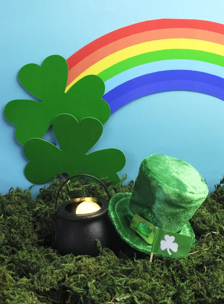 St Patrick's Day still life with leprechaun hat, pot of gold, shamrocks and rainbow — Stock Photo, Image