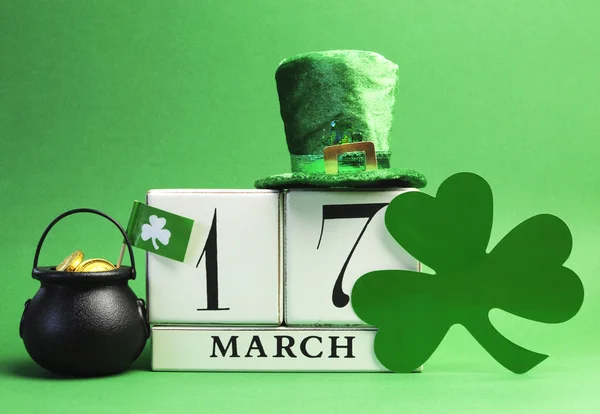 Data calendario San Patrizio, 17 marzo, con cappello Leprecauno, trifoglio e pentola d'oro . Fotografia Stock