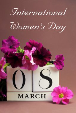 beyaz blok takvim için Dünya Kadınlar günü 8 Mart, pembe ve mor çiçekler (dikey dekore edilmiş)