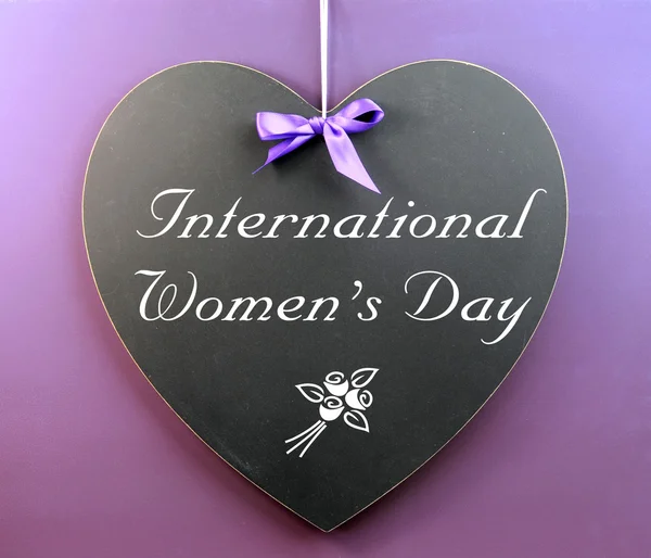 Messaggio della Giornata internazionale della donna scritto sul segno della lavagna a forma di cuore — Foto Stock