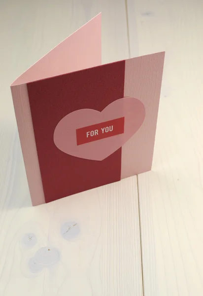 Kırmızı ve pembe el yapımı hediye kartı ile kalp ve 'sen için'doğal beyaz tahta masada mesaj. — Stok fotoğraf