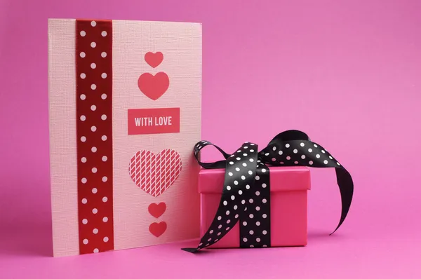 Lindo y atrevido regalo de lunares rosa y negro con tarjeta de regalo hecha a mano y mensaje "con amor", para el día de San Valentín o ocasión especial . — Foto de Stock