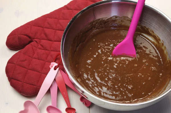 San Valentín, cumpleaños u ocasión especial cocinando magdalenas de chocolate con guante rojo y forma de corazón midiendo cucharas en la mesa de madera blanca natural elegante y shabby vintage . — Foto de Stock