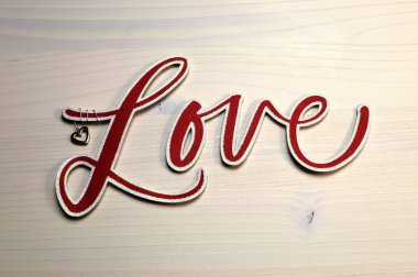 word, aşk, beyaz shabby chic masa üzerine kırmızı harflerle yazıldığından