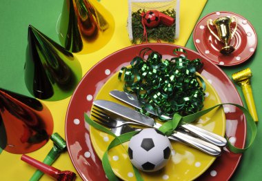 futbol futbol kutlama parti masa ayarlarını takım kırmızı, yeşil ve sarı renklerde.
