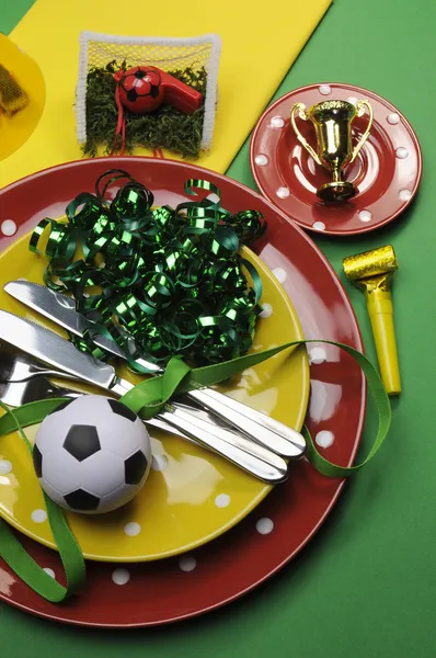Футбол футбольный праздник партии настройки стола в красный, зеленый и желтый цвета команды. Вертикальная ориентация портрета . — стоковое фото