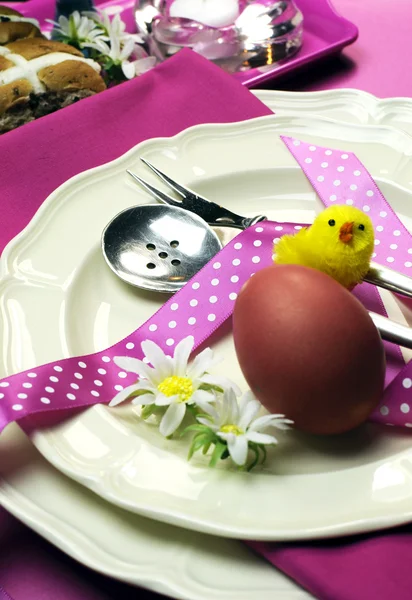 Tema rosa Jantar de Páscoa feliz ou configuração de mesa de pequeno-almoço - close-up . — Fotografia de Stock