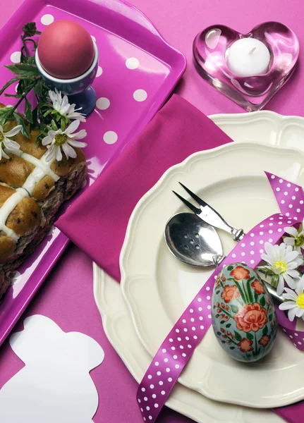 Tema rosa Jantar de Páscoa feliz ou configuração de mesa de pequeno-almoço — Fotografia de Stock