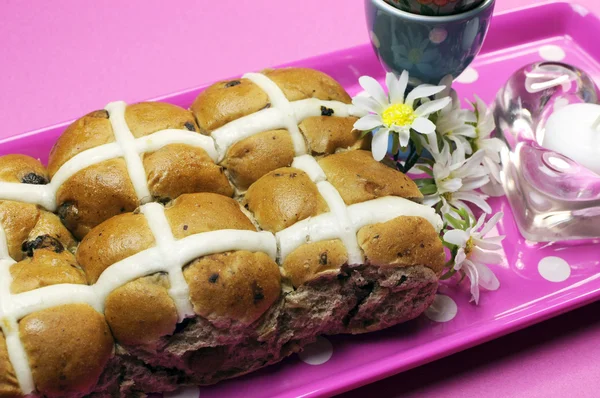 Pink theme Happy Easter dinner or breakfast table setting hot cross buns. — Stock Photo, Image