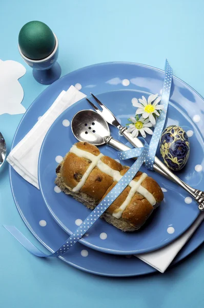 Tema azul Feliz Pascua decorativo mesa ajuste . — Foto de Stock