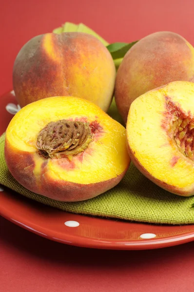 Prato de pêssegos amarelos frescos verão para conceito de fruta de verão. Vertical . — Fotografia de Stock