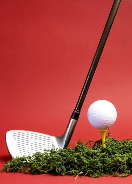 Conceito de golfe com ferro, bola e tee em fundo vermelho, vertical com espaço de cópia . — Fotografia de Stock