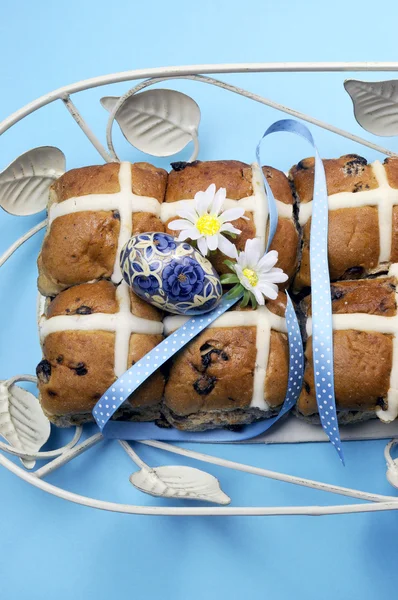Happy Easter Hot Cross Buns in Shabby Chic Bread Basket, Vertical. — Stock Photo, Image