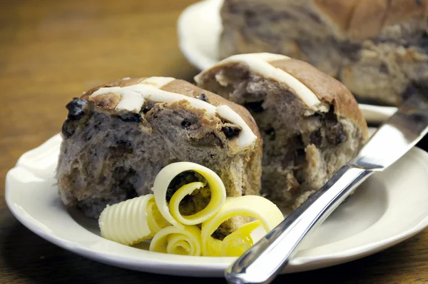 Close-up of traditional Easter treat, Hot Cross Buns — Stock Photo, Image