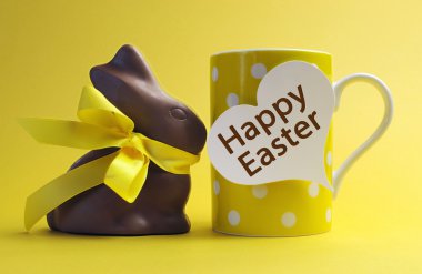 Sarı Tema polka dot ve çikolata bunny tavşan ile kupa kahve kahvaltı kalp şekli haber mutlu Paskalya söz.