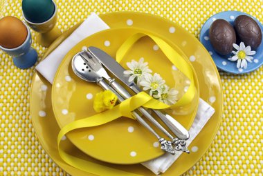 Tema Paskalya yemek masası ayarını yumurta, tavuk ve papatya sarı.