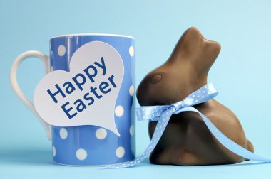 Mavi Tema polka dot ve çikolata bunny tavşan ile kupa kahve kahvaltı kalp şekli haber mutlu Paskalya söz.