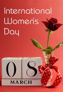 Dünya Kadınlar Günü başlık iletisi için takvim tarihini Pink Tema.