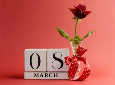 uluslararası kadın günü için kırmızı tema takvim tarih