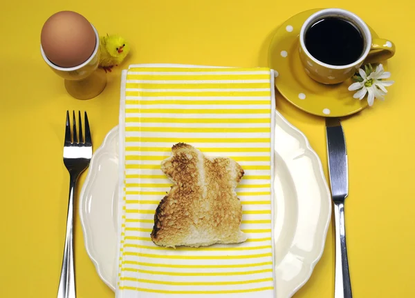 Tema amarelo Mesa de café da manhã feliz Páscoa com tosta de coelho e ovo . — Fotografia de Stock