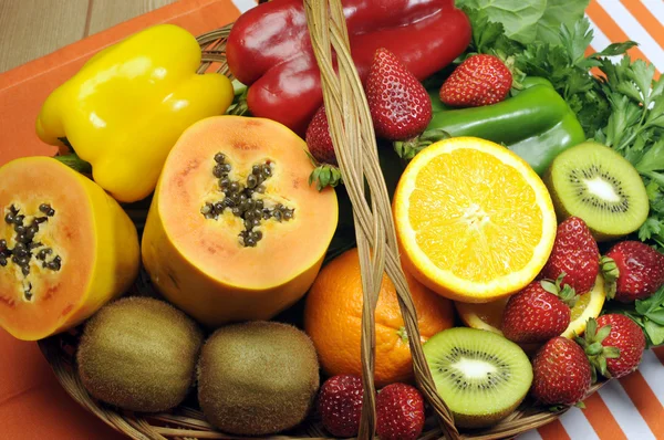 Healthy diet - sources of Vitamin C - oranges, strawberry, bell pepper capsicum, kiwi fruit, paw paw, spinack dark leafy greens and parsley. — Stock Photo, Image