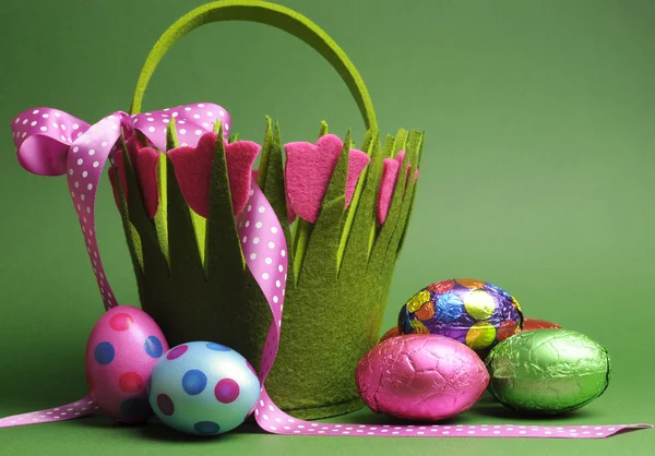 Happy Easter egg hunt with flower basket and polka dot and chocolate eggs — Stock Photo, Image