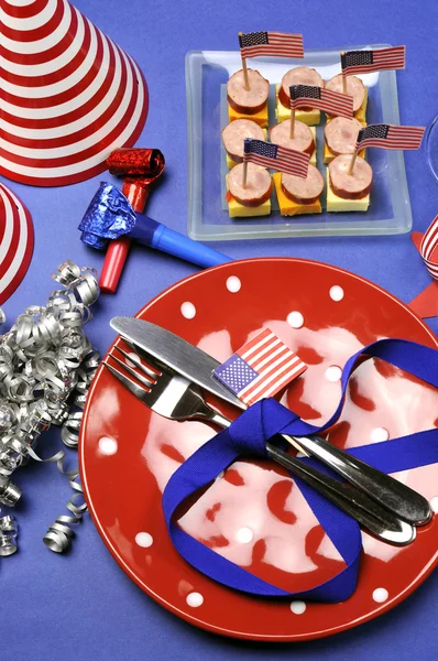 USA Happy Fourth 4th of July party table setting with flags, ribbons, polka dots, and stars and stripes decorations. — Stock Photo, Image