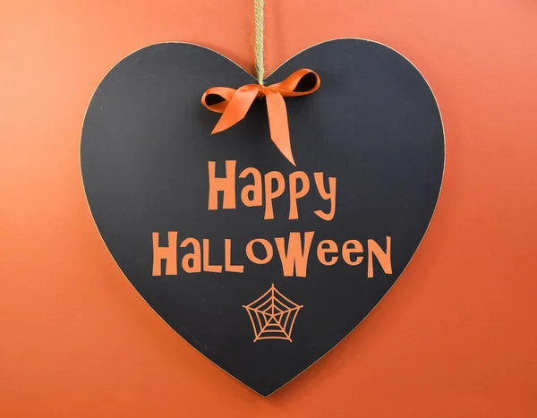 Fröhliche Halloween-Botschaft auf herzförmiger Tafel geschrieben — Stockfoto