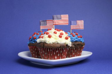 4. dördüncü Temmuz partisi kutlama kırmızı, beyaz ve mavi üzerine beyaz kalp plaka ve ABD Amerikan bayrakları Çikolatalı kekler