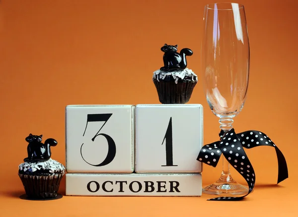 Ευτυχείς αποκριές αποθηκεύσετε το ημερολόγιο μπλοκ ημερομηνία λευκό με ποτήρι σαμπάνιας και muffins σοκολάτας με μαύρη γάτα διακοσμήσεις — Φωτογραφία Αρχείου