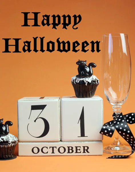 Buon Halloween salva la data calendario blocco bianco con champagne vetro e cioccolato muffin con decorazioni gatto nero — Foto Stock