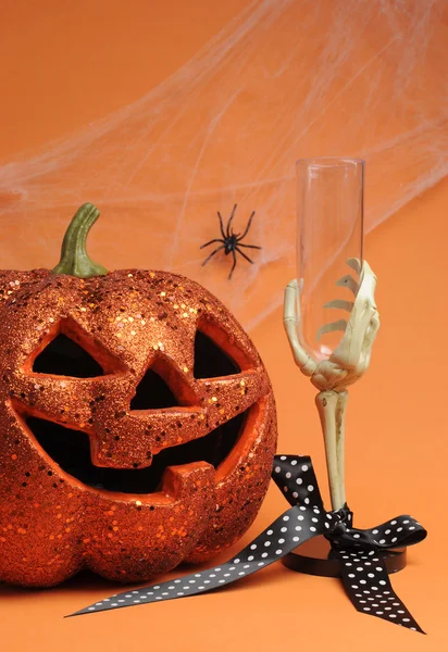 Glücklicher halloween jack-o-laterne kürbis mit skelett hand glas — Stockfoto