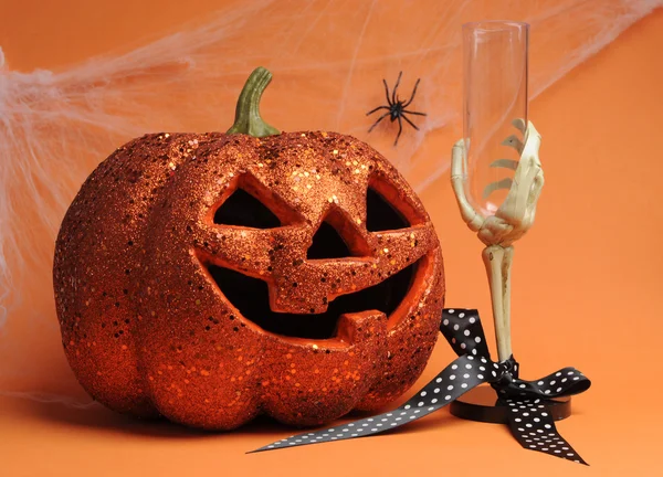 Feliz Halloween Jack-o-linterna de calabaza con esqueleto de vidrio de mano —  Fotos de Stock