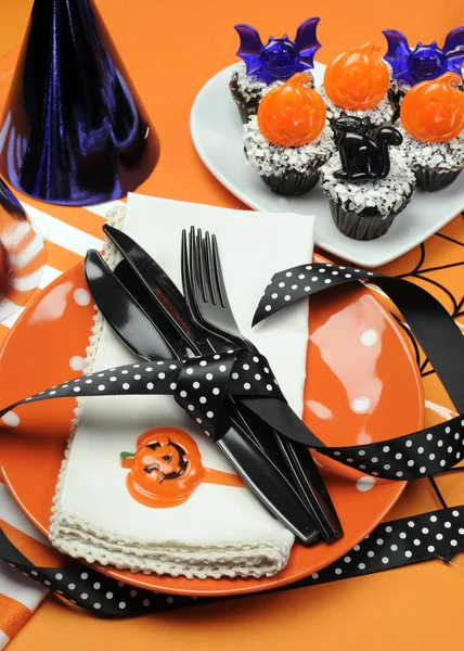 Gelukkig halloween party tafel met oranje polka dot platen en chocolade cupcakes — Stockfoto