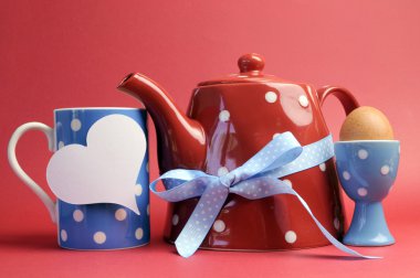 kırmızı, beyaz ve mavi kahvaltıda puantiyeli çay potu, kupa mug ve yumurta yumurtalık kırmızı bir arka plan ile bir vatansever breakfas