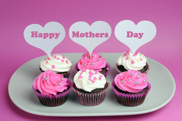 Happy Mother's Day message across white heart toppers on pink and white decorated red velvet cupcakes — Stock Photo, Image