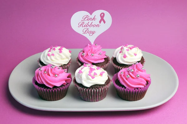 Mensaje del Día de la Cinta Rosa en la parte superior del corazón blanco en cupcakes de terciopelo rojo decorados de color rosa y blanco — Foto de Stock