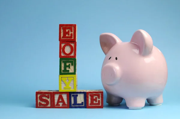 End of Financial Year sale message on building blocks with piggy bank — Stock Photo, Image