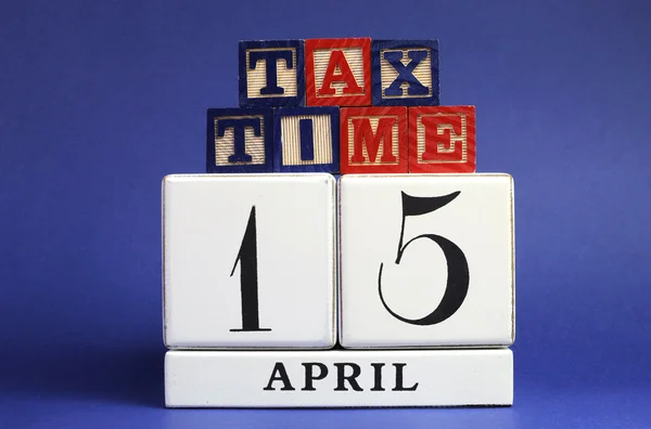 15 de abril data de calendário com a mensagem Tax Time em blocos de construção para o lembrete do Dia do Imposto dos EUA . — Fotografia de Stock