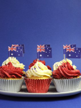 Avustralya Tema kırmızı, Avustralya günü, Anzak günü veya mavi bir arka plan karşı ulusal tatil için beyaz ve mavi cupcakes ulusal bayrak. kopya alanı ile dikey.