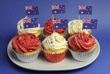 Avustralya Tema kırmızı, Avustralya günü, Anzak günü veya mavi bir arka plan karşı ulusal tatil için beyaz ve mavi cupcakes ulusal bayrak. yakın çekim.