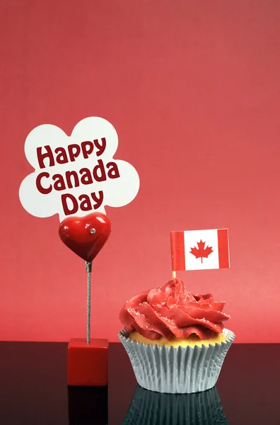 Rot-weißer kanadischer Cupcake mit Ahornblatt-Flagge und Schild mit fröhlichem Kanada-Tag, vive le canada, oder kopieren Sie Platz für Ihren Text hier. vertikal mit Kopierraum für Ihren Text hier. — Stockfoto
