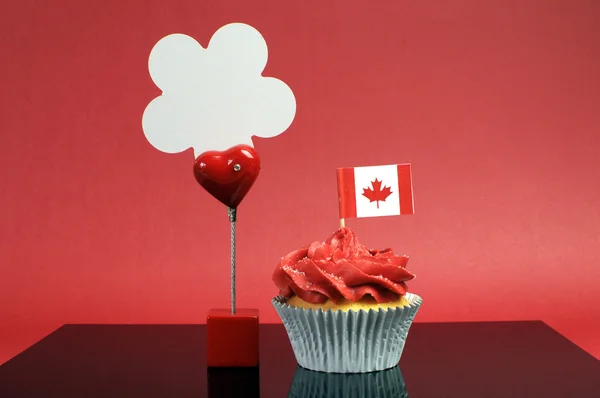 Red and white theme Canadian cupcake with maple leaf flag and sign with Happy Canada Day, Vive Le Canada, or copy space for your text here. — Stock Photo, Image