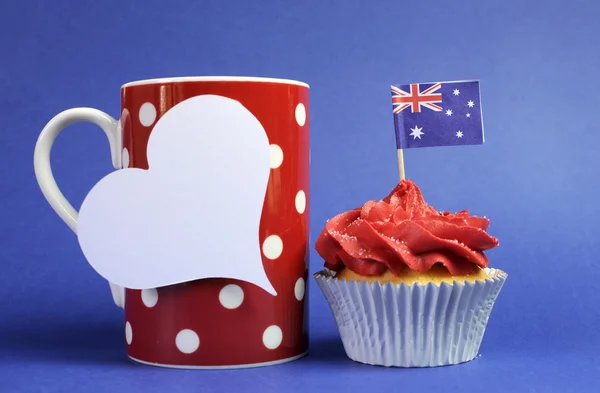 Tema australiano cupcake vermelho, branco e azul com bandeira nacional e caneca de café de bolinhas vermelhas e etiqueta de coração branco para o seu texto aqui, para o Dia da Austrália, Dia Anzac ou feriado nacional — Fotografia de Stock