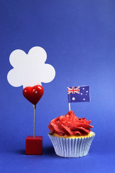 Australisches Thema roter, weißer und blauer Cupcake mit Nationalflagge und Unterschrift für Ihren Text hier, für Australia Day, anzac Day oder Nationalfeiertag — Stockfoto