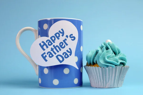 幸せな父親の日の特別な御馳走青と白美しい装飾カップケーキ — ストック写真