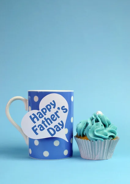 Happy Fathers Day trattamento speciale blu e bianco bellissimi cupcake decorati con messaggio su sfondo blu, con tazza di caffè a pois blu . — Foto Stock